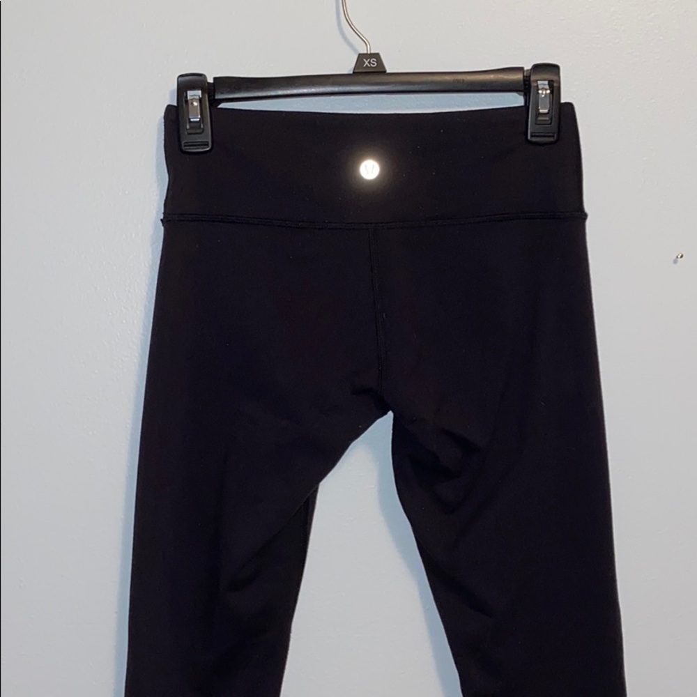 Black lululemon wunder under leggings